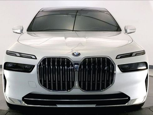 Certified 2023 BMW i7 xDrive60 AWD/4WD image 2