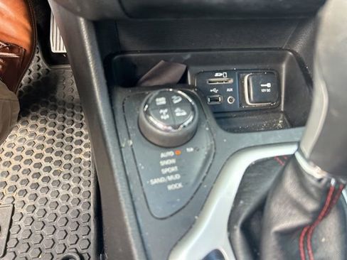 Used 2017 Jeep Cherokee Trailhawk w/ Comfort/Convenience Group image 17