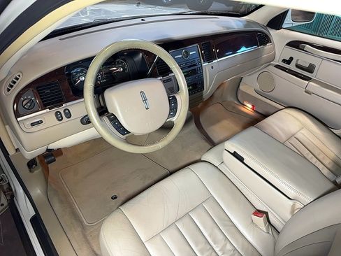 Used 2007 Lincoln Town Car Signature RWD image 15