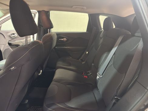 Used 2016 Jeep Cherokee Latitude w/ Safety/Convenience Group AWD/4WD image 26