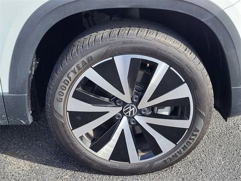 Used 2024 Volkswagen Taos SE image 6