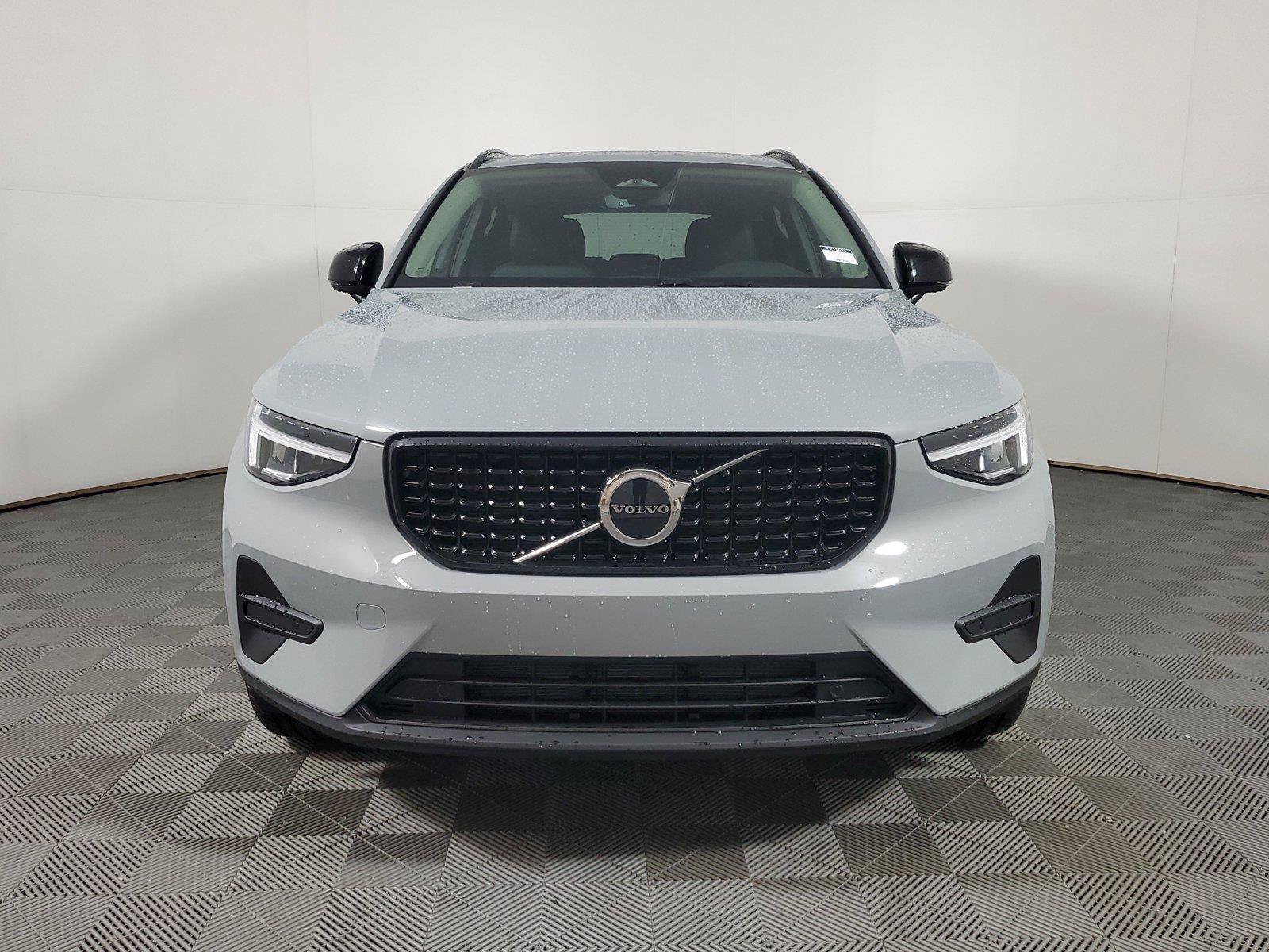 Used 2026 Volvo XC40 B5 Core AWD/4WD image 2