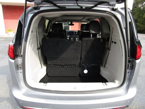 Used 2020 Chrysler Pacifica Limited image 22