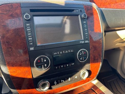 Used 2013 Chevrolet Avalanche LTZ RWD image 4