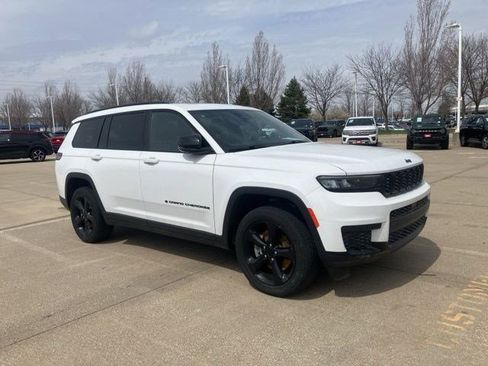 Used 2023 Jeep Grand Cherokee L Laredo image 1