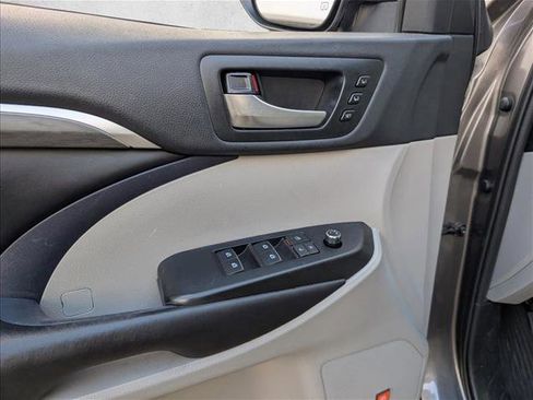 Used 2019 Toyota Highlander Limited image 11