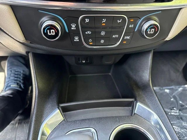 Used 2022 Chevrolet Traverse LS w/ Midnight/Sport Edition FWD image 28