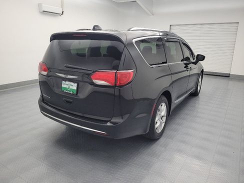 Used 2017 Chrysler Pacifica Touring-L Plus w/ Tire & Wheel Group FWD image 9