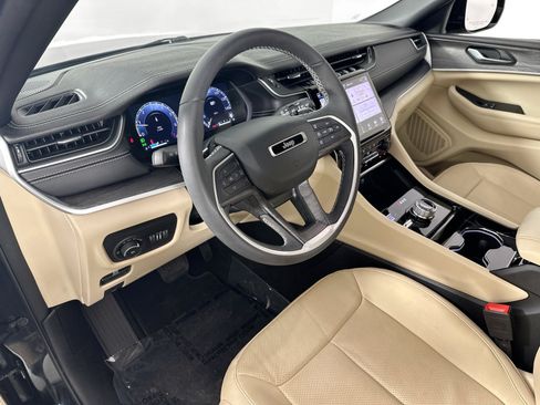 Used 2023 Jeep Grand Cherokee Limited w/ Luxury Tech Group II AWD/4WD image 9