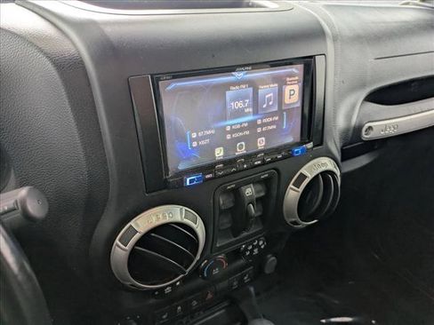 Used 2017 Jeep Wrangler Unlimited Sahara w/ Connectivity Group AWD/4WD image 12