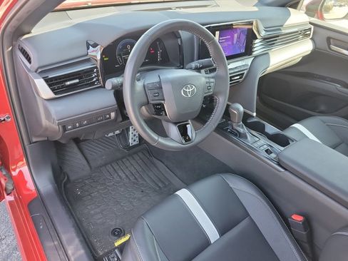 Used 2025 Toyota Camry SE image 4