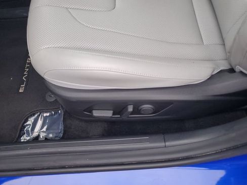 Certified 2025 Hyundai Elantra Limited FWD image 19
