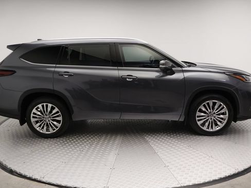 Certified 2024 Toyota Highlander Platinum FWD image 7