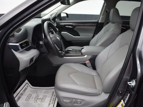 Used 2023 Toyota Highlander Limited AWD/4WD image 16