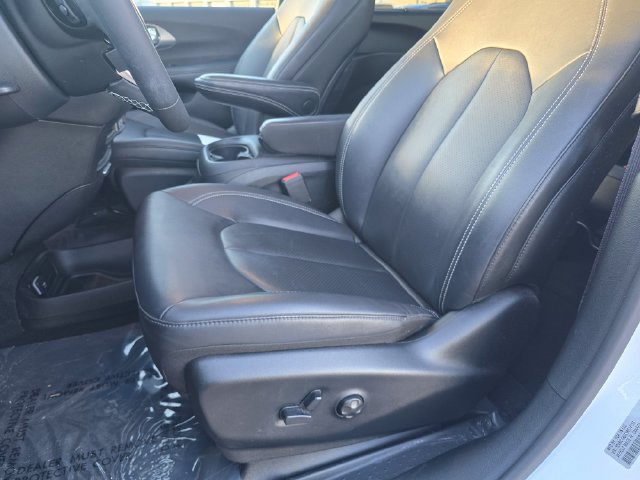 Certified 2025 Chrysler Pacifica Select w/ Fav Edition Package FWD image 6