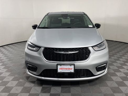 Used 2024 Chrysler Pacifica Touring-L image 17