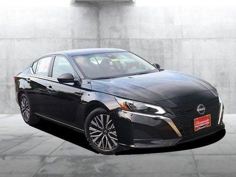 Certified 2025 Nissan Altima 2.5 SV FWD image 2