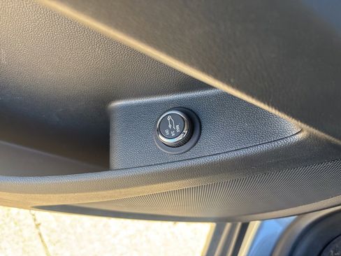 Used 2023 Chevrolet Traverse LT image 12