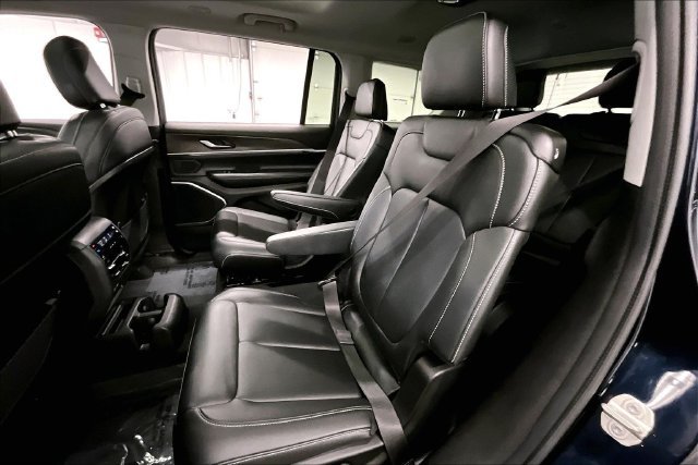 Used 2023 Jeep Grand Cherokee L Limited AWD/4WD image 24