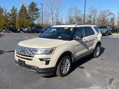 Used 2018 Ford Explorer XLT w/ Equipment Group 202A image 18