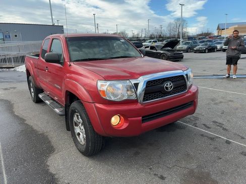 Used 2011 Toyota Tacoma PreRunner w/ TRD Off-Road Pkg image 2