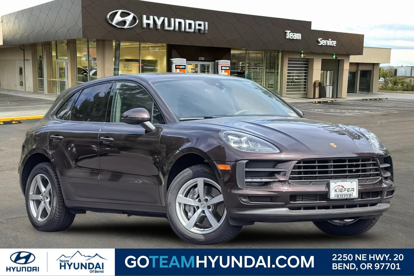Used 2021 Porsche Macan AWD/4WD image 1