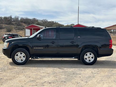 Used 2009 Chevrolet Suburban LT w/ Luxury Package image 3