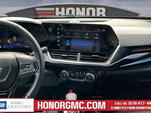 Used 2025 Chevrolet Trax RS w/ Sunroof Package FWD image 9