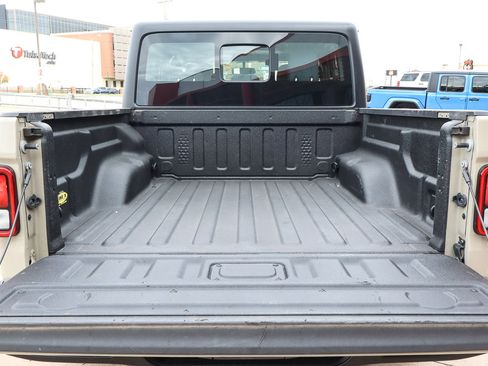 Used 2020 Jeep Gladiator Sport image 15