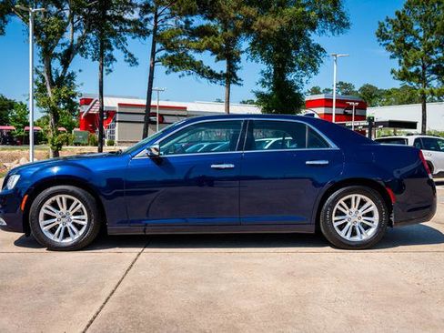 Used 2017 Chrysler 300 C RWD image 2