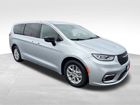 Used 2024 Chrysler Pacifica Touring-L image 8