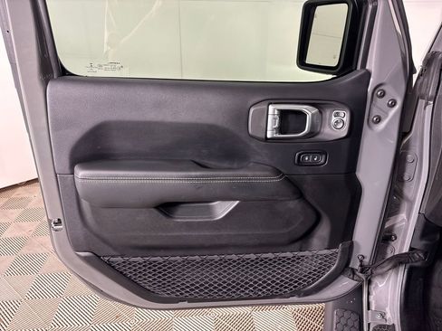 Used 2018 Jeep Wrangler Unlimited Sahara image 23