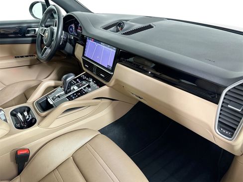 Used 2020 Porsche Cayenne image 29