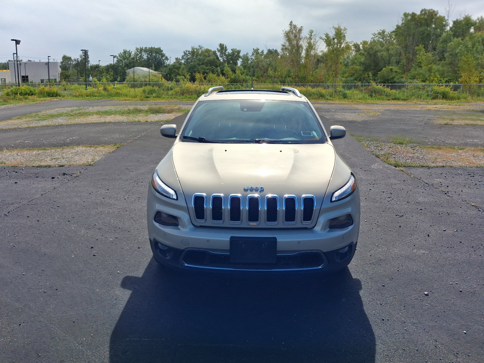 Used 2015 Jeep Cherokee Limited w/ Luxury Group AWD/4WD image 6