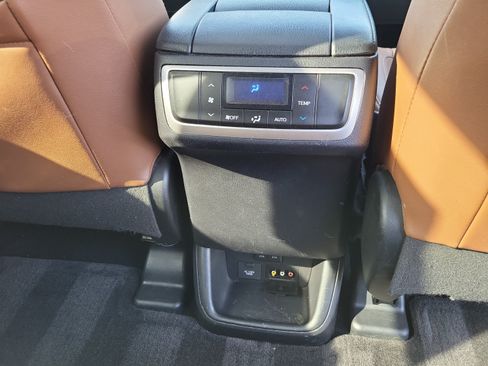 Used 2017 Toyota Highlander Limited AWD/4WD image 18