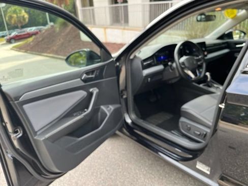 Used 2025 Volkswagen Jetta SE FWD image 4