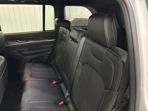Used 2026 Jeep Grand Cherokee Altitude AWD/4WD image 31