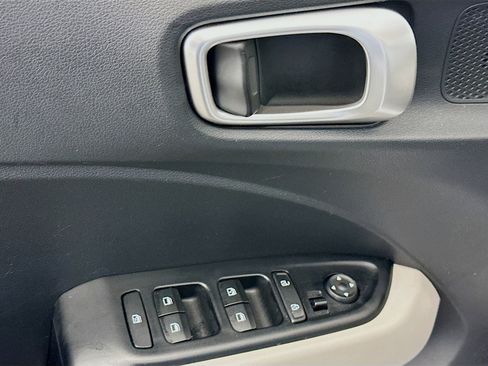 Used 2025 Hyundai Venue SEL image 15