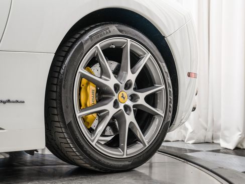 Used 2014 Ferrari California image 11