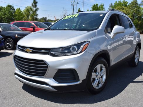 Used 2020 Chevrolet Trax LT w/ Sun & Sound Package image 5