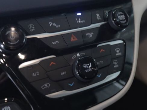 Used 2023 Chrysler Pacifica Touring-L image 19