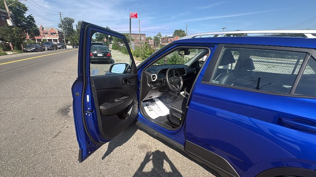 Used 2025 Hyundai Venue Limited FWD image 10