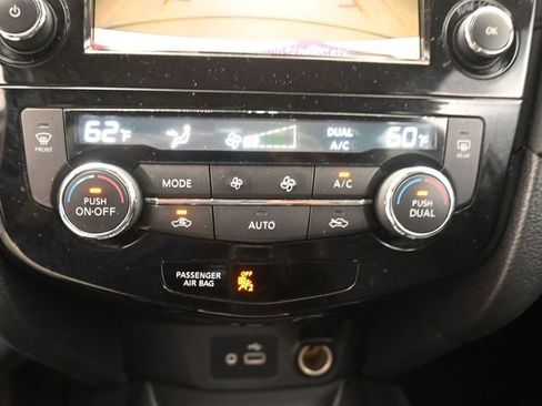 Used 2020 Nissan Rogue SV image 13