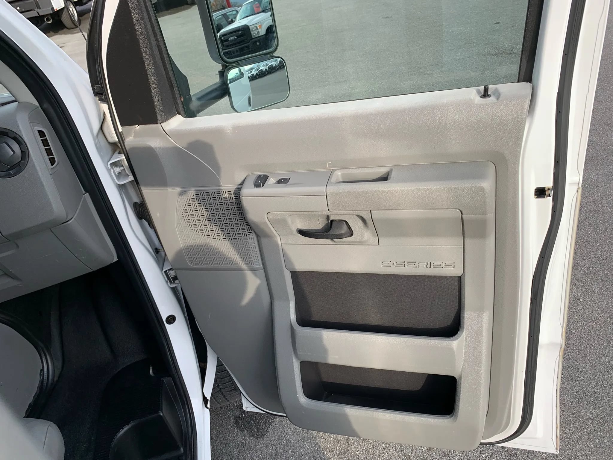 Used 2013 Ford E-450 and Econoline 450 Super Duty w/ PWR Locks & Windows Group RWD image 20