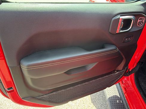 Used 2025 Jeep Wrangler Sahara image 14