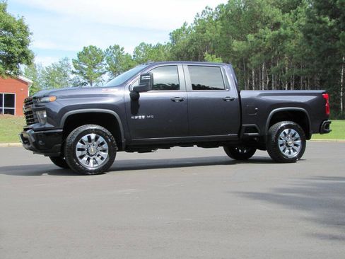 Used 2024 Chevrolet Silverado 2500 Custom w/ Custom Value Package image 4