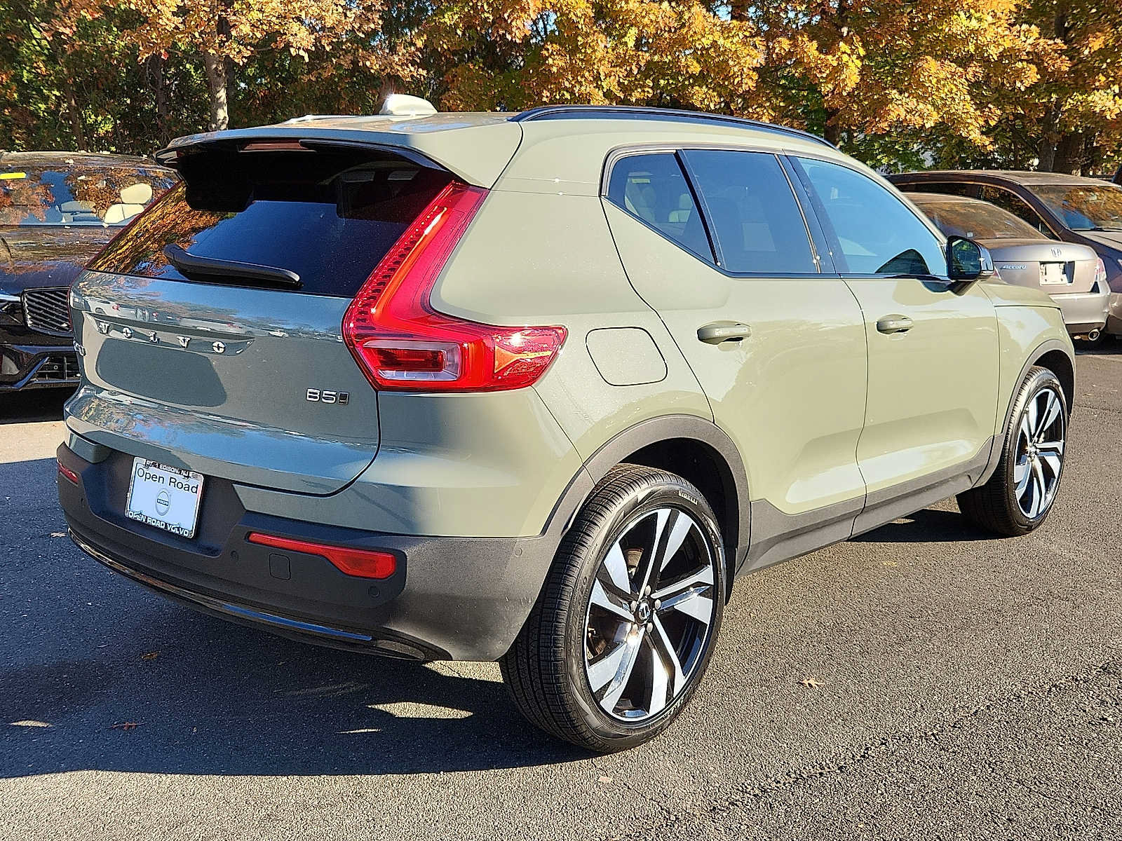 Certified 2024 Volvo XC40 B5 Plus w/ Protection Package Premier AWD/4WD image 6