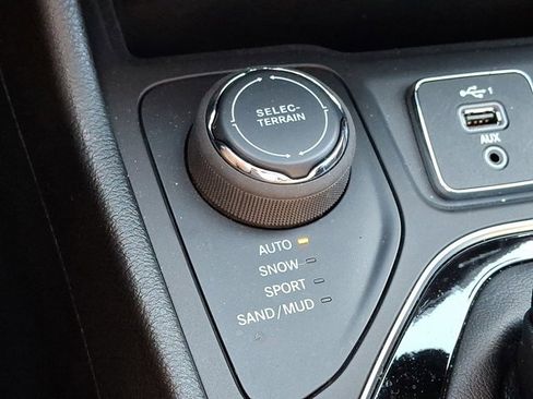 Used 2022 Jeep Cherokee Limited image 26