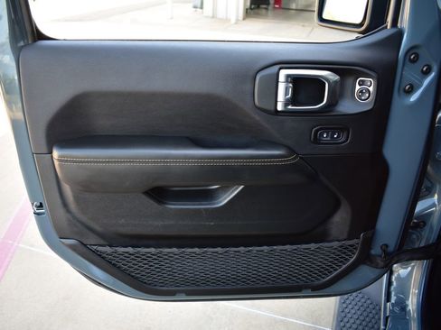 Used 2025 Jeep Wrangler Unlimited Sahara AWD/4WD image 15