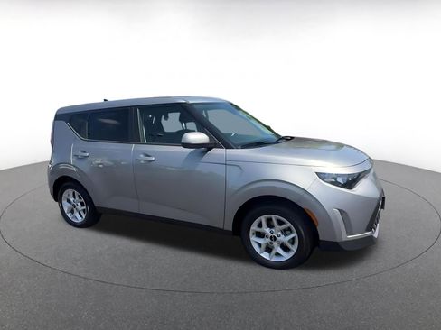 Used 2025 Kia Soul LX w/ LX Technology Package FWD image 2